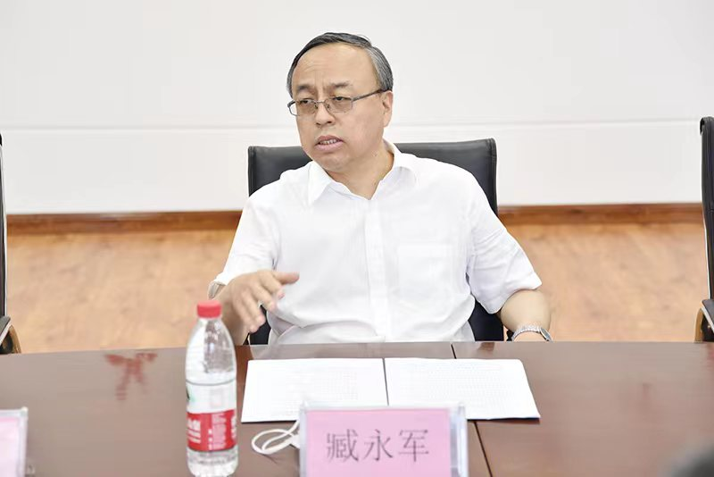 座谈会上,臧永军副校长对袁德柱副主席一行的来访表示诚挚的欢迎,感谢