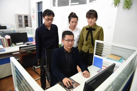 胡军工作照片3.JPG