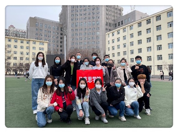 一群人在建筑物前描述已自动生成