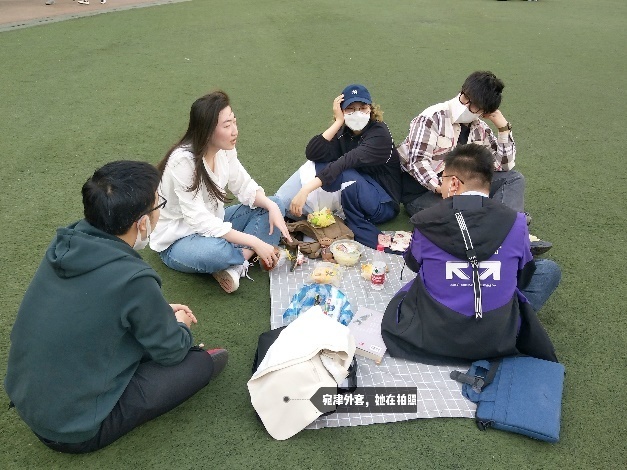 小孩们在草地上中度可信度描述已自动生成