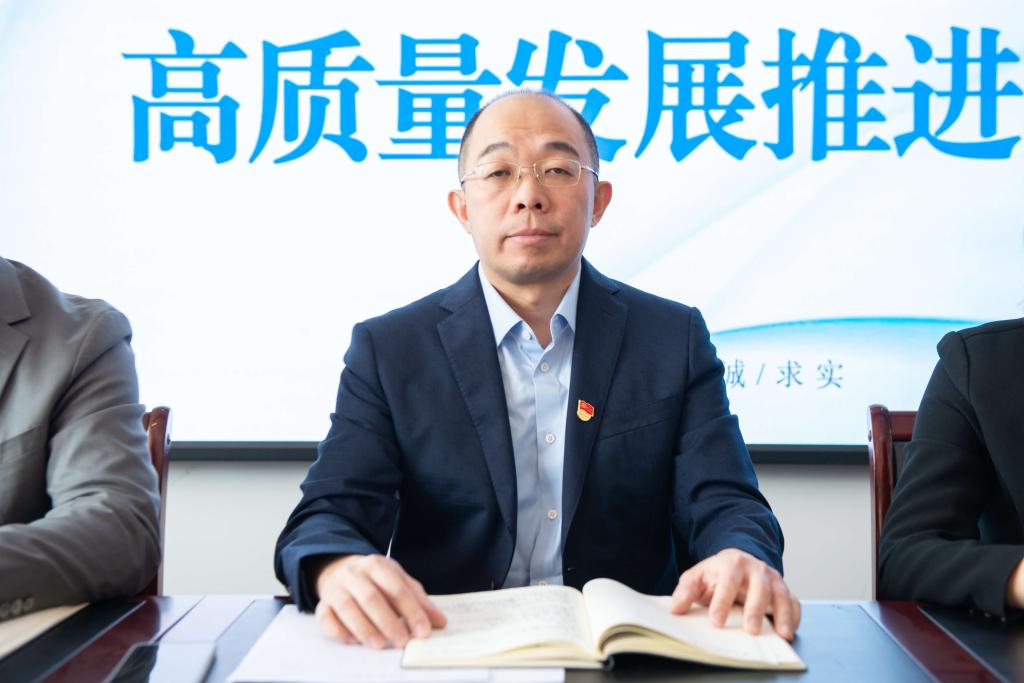 院长吴海滨主持会议并作总结部署党委书记黄春丽作讲话院领导就分管