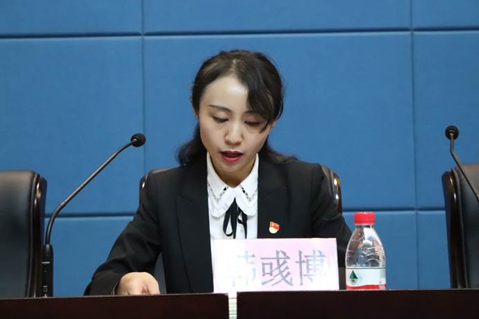 说明: C:\Users\Administrator\Desktop\新闻报导\11组织员韩彧博宣读《关于本科生导师制和科研能力提升计划实施方案的决议(草案)》.JPG