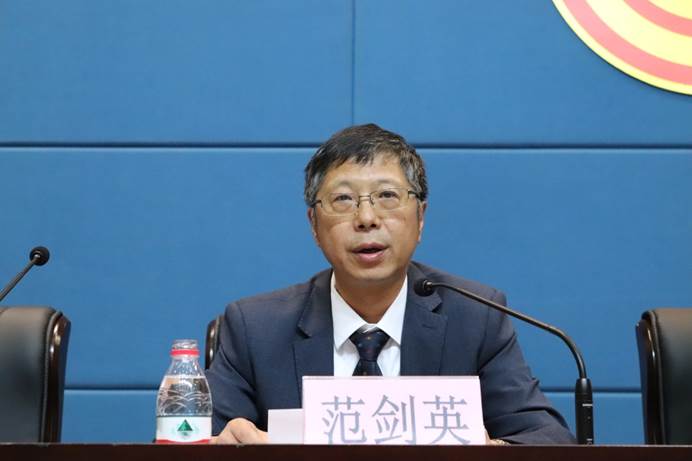 说明: C:\Users\Administrator\Desktop\新闻报导\4范剑英院长做《学院工作报告》.JPG