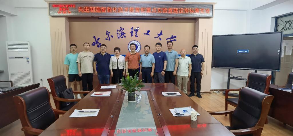 房间里有桌子和椅子中度可信度描述已自动生成 房间里有桌子和椅子中度可信度描述已自动生成