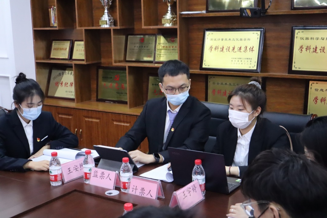 一群人坐在桌子前描述已自动生成