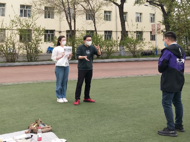 一群人站在草地上描述已自动生成