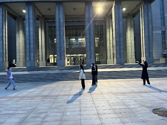 建筑旁的路上走的人描述已自动生成