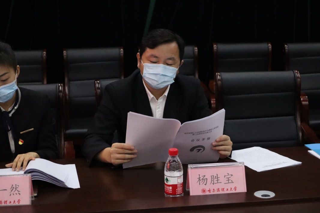 图片包含 桌子, 室内, 笔记本, 杯子描述已自动生成