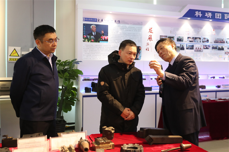 陈苏一行在黑龙江省寒地电能存储与高效利用联合实验室(国际合作)参观
