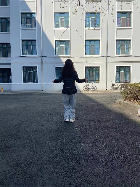 人站在建筑前描述已自动生成