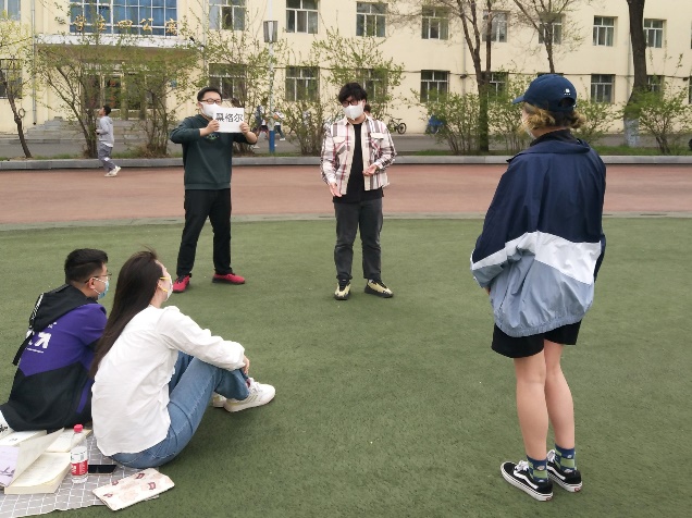 一群人站在草地上描述已自动生成