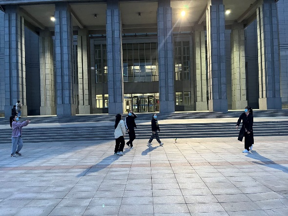 建筑旁的路上走的人描述已自动生成